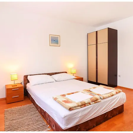 Apartment Zdravko B1 Fuer 5 Personen By Interhome Primošten